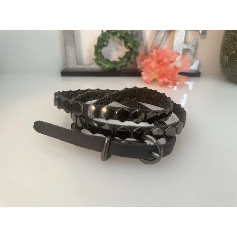 Gap Black Leather Skinny Belt With Gun Metal Colored Adornment Fits 33-37